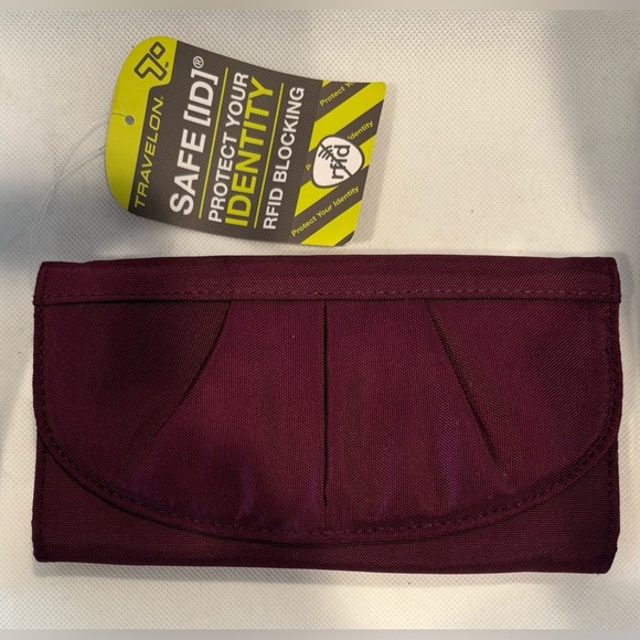 Travelon | RFID blocking, bifold travel wallet - Picture 1 of 13